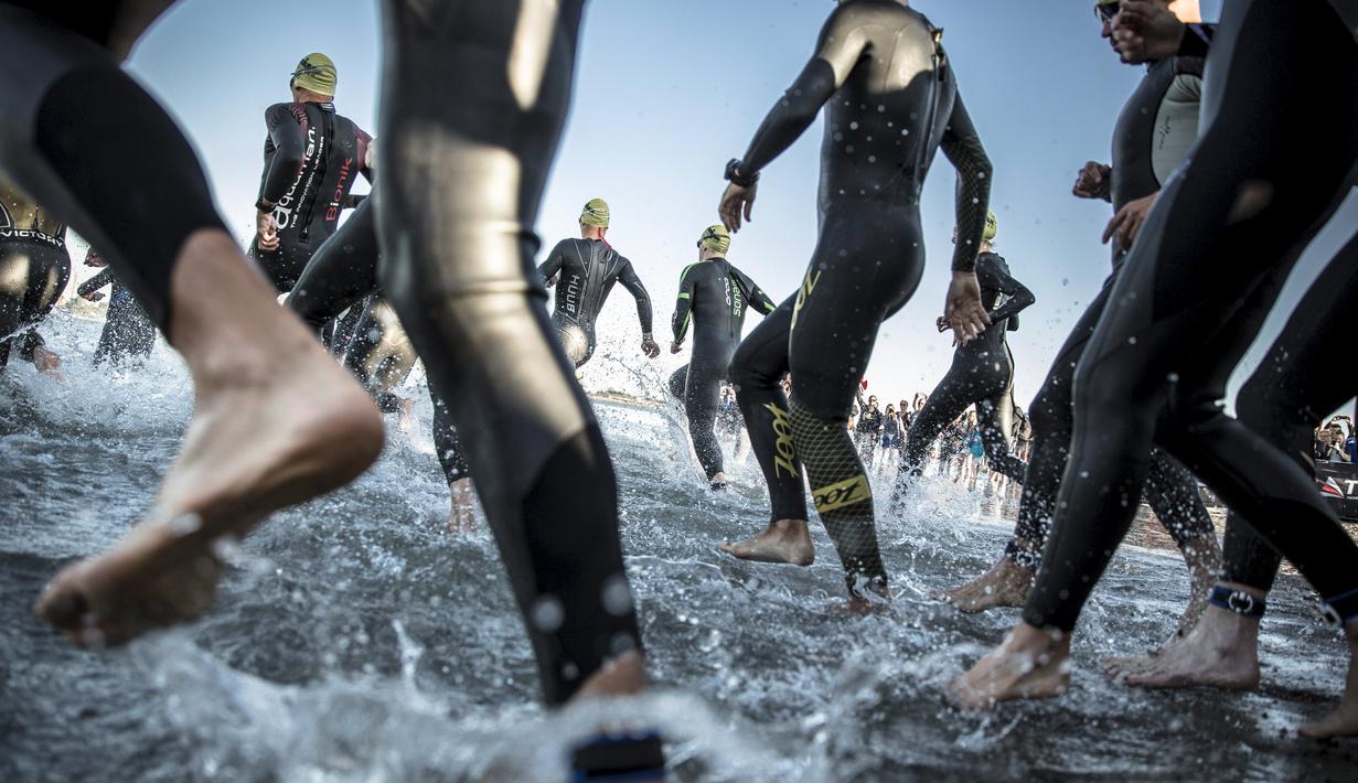 Atlet bersiap dalam lomba renang 3800m yang merupakan bagian dari KMD Ironman Copenhagen 2015 di Copenhagen, Denmark. (23/8/2015). (Reuters/Nikolai Linares/Scanpix Denmark)