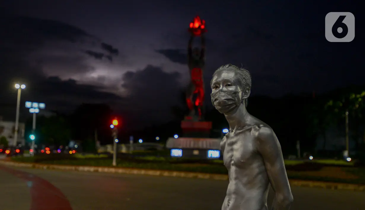 Manusia silver saat menghibur pengendara bermotor di perempatan kawasan Senayan, Jakarta, Sabtu (9/5/2020). Meskipun di tengah pandemi Covid-19, para manusia silver ini masih tetap melakukan aksinya di jalanan untuk memenuhi kebutuhan sehari-hari. (merdeka.com/Imam Buhori)