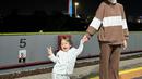 <p>Naik kereta jauh bersama keluarganya, Zaskia memilih mengenakan one set cokelat dipadukan crocs putih yang serasi dengan topi dan kerudungnya.&nbsp;(@zaskiadyamecca)</p>