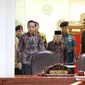 Presiden Joko Widodo didampingi Wakil Presiden Ma'ruf Amin bersiap memimpin rapat terbatas penanganan kasus kekerasan terhadap anak di Kantor Presiden, Kamis (9/1/2020). Jokowi memberi tiga instruksi kepada jajarannya untuk mengatasi masalah kekerasan terhadap anak. (Liputan6.com/Angga Yuniar)