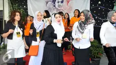 Yayasan Sahabat Kartini menggelar acara halal bihalal di Rutan Pondok Bambu, Jakarta, Senin (3/8/2015). Tampak Eddies Adelia ikut berjoget dalam acara tersebut. (Liputan6.com/Panji Diksana)