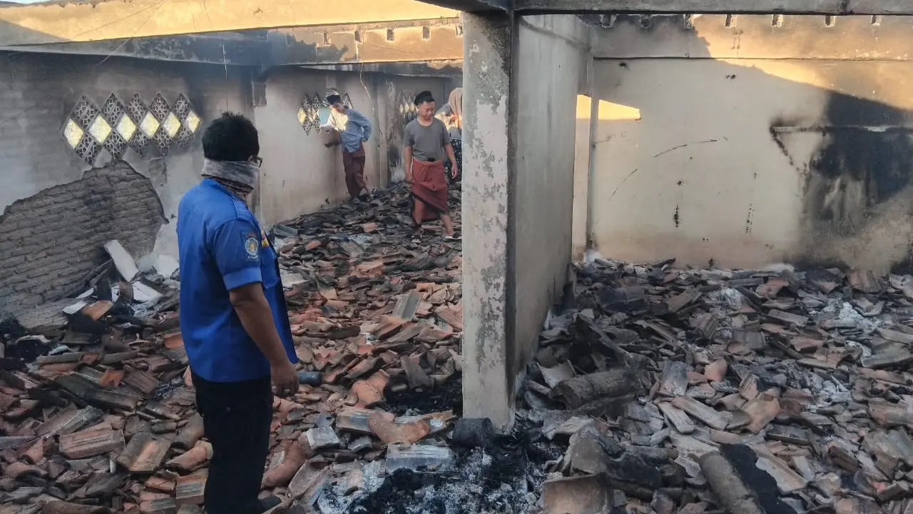 Sisa bangunan asrama Ponpes Al Hidayah Gerning yang ludes terbakar, Kamis (17/10/2024). Foto : (Istimewa).