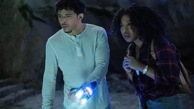 Aksi Anthony Ramos dan Dominique Fishback dalam film terbaru Transformers.