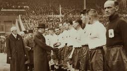 Blackburn Rovers. Blackburn Rovers berhasil mengoleksi 6 gelar Piala FA dari total 8 kali mencapai final. Gelar terakhir mereka raih pada musim 1927/1928 usai mengalahkan Huddersfield Town 3-1 di partai final, 21 April 1928. (nationalfootballmuseum.com)