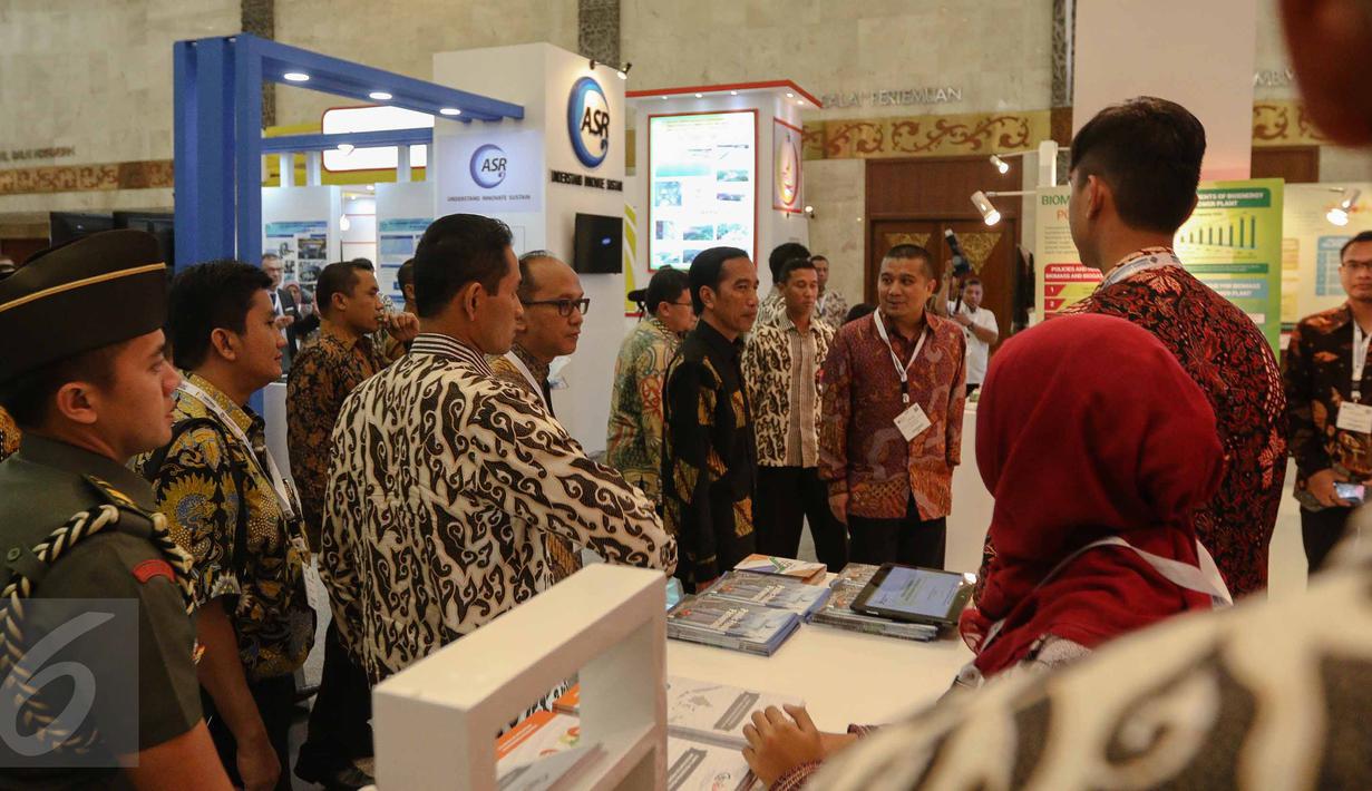 Presiden Joko Widodo saat meninjau stand Indonesia Infrastructure Week (IIW) dan Konstruksi Indonesia Tahun 2016 di Jakarta, Rabu (9/11). IIW 2016 menghadirkan 600 peserta pameran dari 37 negara. (Liputan6.com/Faizal Fanani)