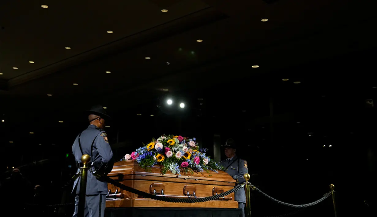 <p>Seorang penjaga kehormatan Patroli Negara Bagian Georgia berdiri saat masyarakat memberikan penghormatan kepada mantan ibu negara Rosalynn Carter di Perpustakaan dan Museum Kepresidenan Jimmy Carter, Atlanta, Georgia, Amerika Serikat (AS), Senin (27/11/2023). Rosalynn Carter meninggal dunia pada 19 November 2023 di usia 96 tahun. (AP Photo/Brynn Anderson, Pool)</p>