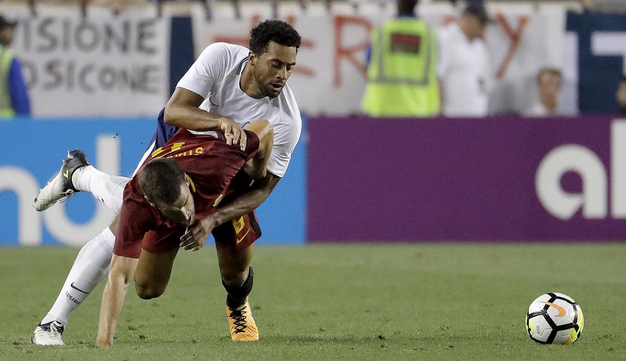 Pemain Tottenham Hotspurs, Mousa Dembele (atas) tampil gemilang bersama timnya musim 2016-2017. Dembele mengemas 5 gol selama bermain untuk timnas Belgia dari tahun 2006. (AP/Julio Cortez)