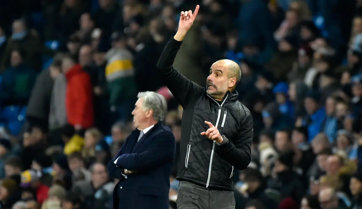 Pelatih Manchester City Pep Guardiola (kanan) dan manajer Everton Carlo Ancelotti saat pertandingan lanjutan Liga Inggris di Etihad Stadium, Manchester, Inggris, Rabu (1/1/2020). Dua gol Gabriel Jesus membawa Manchester City menang 2-1. (AP Photo/Rui Vieira)
