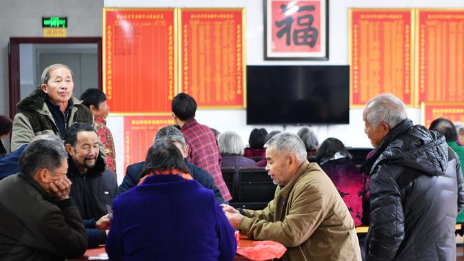 Orang-orang menikmati kegiatan rekreasional di sebuah kantin untuk warga lanjut usia (lansia) di Desa Yingshan, Kota Quanzhou, Provinsi Fujian, China pada 17 Desember 2020. Kantin lansia dikelola menggunakan donasi lokal, dengan para warga lokal yang menjadi sukarelawan. (Xinhua/Wei Peiquan)