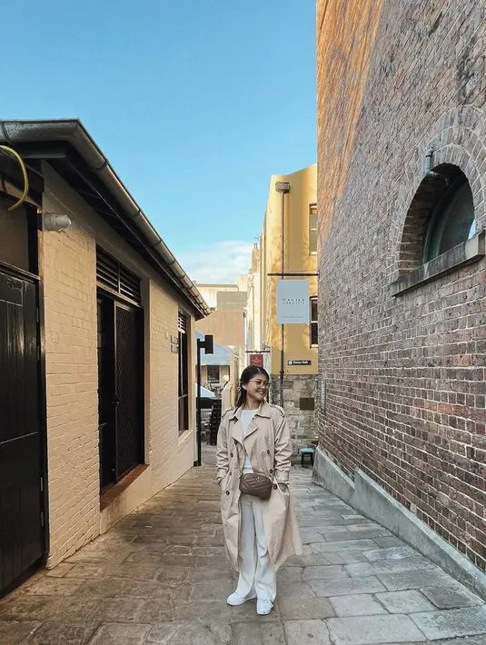 Nampak ia pun mengenakan sneakers putih yang serasi dengan celana dan atasannya. Ia juga  membawa sling bag mini coklat. (@mitziabigail)