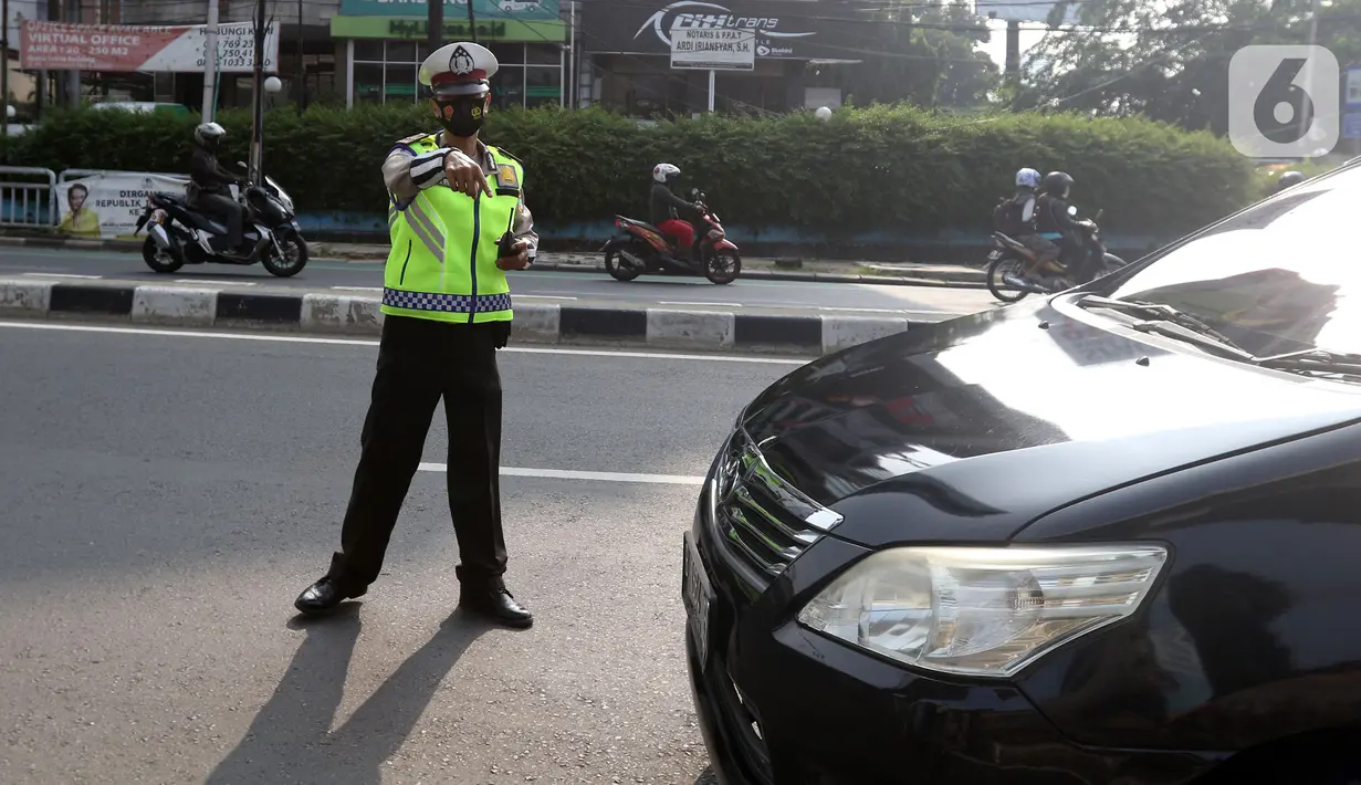 Polisi menghentikan mobil saat pemberlakuan ganjil genap di kawasan Fatmawati, Jakarta, Senin (25/10/2021). Sistem ganjil genap di DKI Jakarta berlaku pada hari Senin hingga Jumat pada pukul 06.00-10.00 WIB dan 16.00-20.00 WIB. (Liputan6.com/Herman Zakharia)