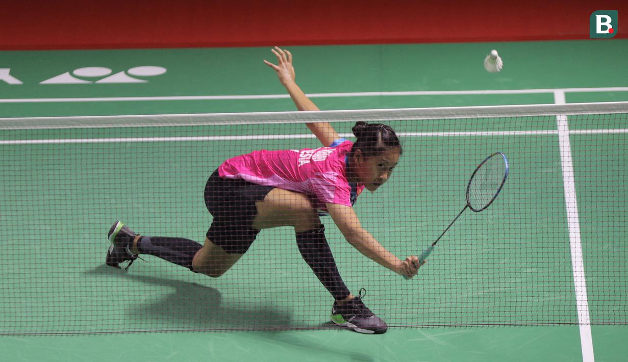 Sementara Putri Kusuma Wardani harus tersingkir di babak 32 besar usai kalah dua game lagsung 21-16, 21-14 dari pemain unggulan ke-6 asal Cina, He Bing Jiao dalam laga yang berlangsung selama 43 menit. (Bola.com/Ikhwan Yanuar)