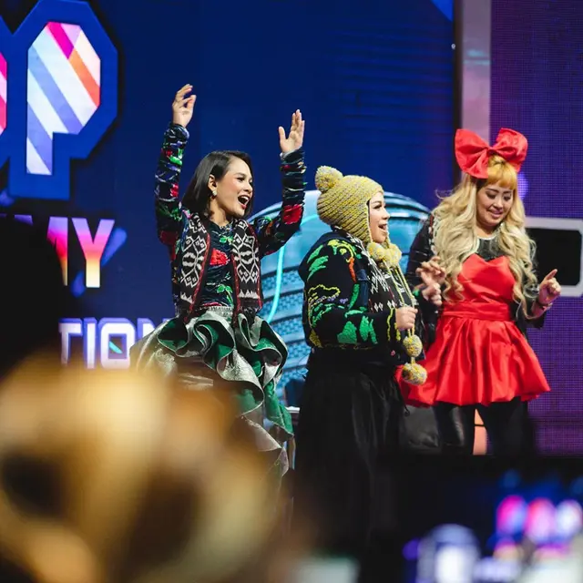 6 Potret Seru Andien saat Jadi Juri Pop Academy, Ikut Deg-Degan