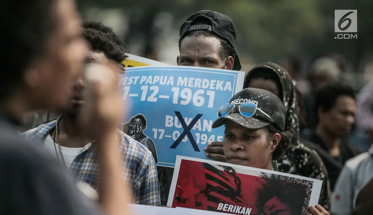Massa Front Rakyat Indonesia untuk West Papua (FRI-West Papua) menggelar unjuk rasa di depan Kedutaan Besar Amerika Serikat, Jakarta, Kamis (15/8/2019). Massa mengecam Amerika Serikat dan memintanya bertanggung jawab atas penjajahan yang dilakukan di West Papua. (Liputan6.com/Faizal Fanani)