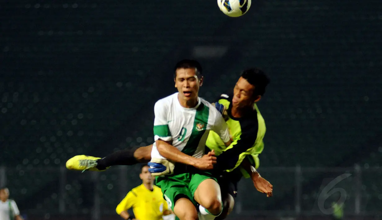 Kecemerlangan penjaga gawang Myanmar U-19, Myo Min Latt mampu menahan sundulan Dinan Yahdian Javier, saat berlaga di Stadion GBK Jakarta, (7/5/2014). (Liputan6.com/Helmi Fithriansyah)