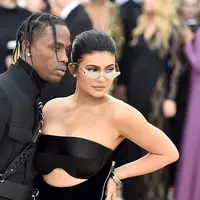 Kylie Jenner benar-benar bahagia bersama dengan Travis Scott. (Theo Wargo - Getty Images - Cosmopolitan)