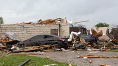 Sebuah atap rumah rusak setelah tornado menghantam Monroe, La, Minggu (12/4/2020). Badai Tornado menghantam Amerika Serikat bagian Selatan di saat negara itu menghadapi pandemi COVID-19 yang menyebabkan kerusakan pada lingkungan dan bandara regional. (Nicolas Galindo/The News-Star via AP)