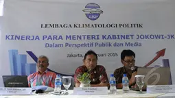 CEO Lembaga Klimatologi Politik (LKP) Usman Rachman (kanan), Manager Operasional LKP Adie Sujaya (tengah) dan Deny Ramdhany (kiri) menyampaikan hasil riset terkait kinerja Kabinet Kerja, Jakarta, Kamis (5/2/2015).(Liputan6.com/Andrian M Tunay)
