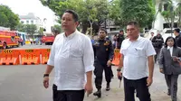 Wakil Wali Kota Surabaya Whisnu Sakti Buana memantau kondisi Jalan Raya Gubeng yang ambles. (Liputan6.com/ Dian Kurniawan)