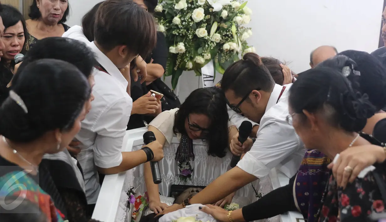 Kerabat Alm Eddy Silitonga memberikan kata-kata terakhir saat prosesi adat batak di rumah duka Fatmawati, Jakarta, Sabtu (27/08). Penyanyi pop legendaris Indonesia ini telah mencetak banyak hits di era 70-an. (Liputan6.com/Herman Zakharia)