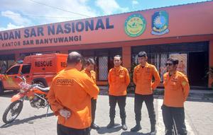 Tim Basarnas saat melakukan persiapan pencarian seorang lansia yang hilang misterius di Hutan Balutan Banyuwangi. (Liputan6.com/ Hermawan)