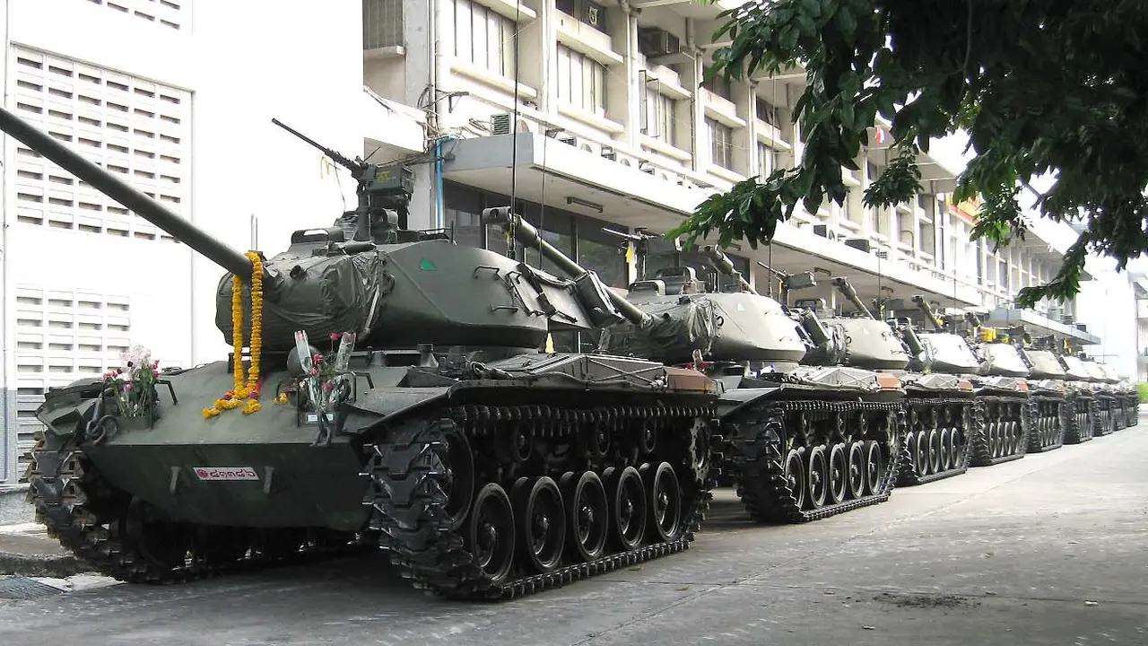Tank berjejer di sudut jalan Kota Bangkok saat kudeta Thailand 2006 (Wikimedia Commons)