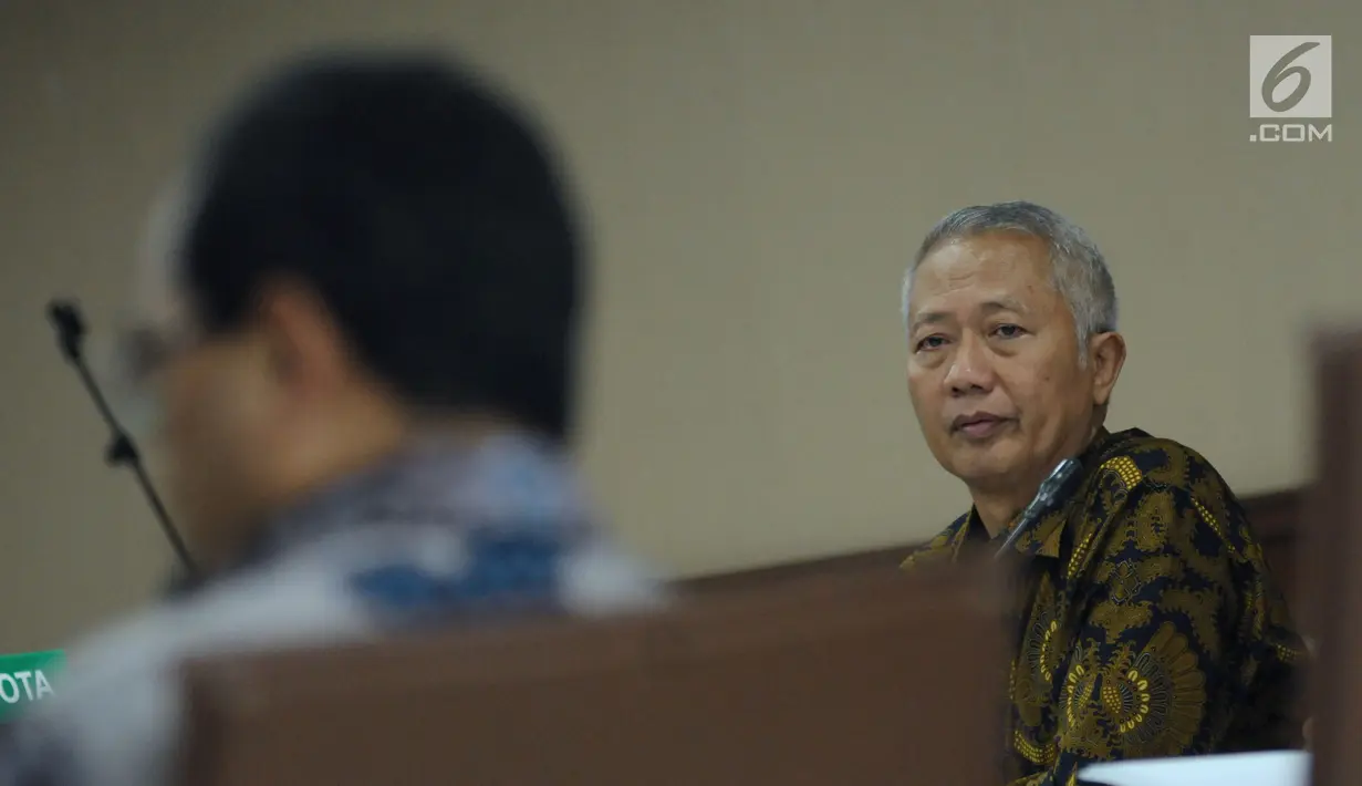 Terdakwa suap perizinan dan pengadaan proyek di lingkungan Ditjen Hubla TA 2016-2017 Antonius Tonny Budiono menyimak keterangan Menhub, Budi Karya Sumadi saat sidang lanjutan di Pengadilan Tipikor, Jakarta, Rabu (28/3). (Liputan6.com/Helmi Fithriansyah)