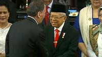 Wakil Presiden Republik Rakyat Tiongkok Wang Qishan menyalami Ma'ruf Amin (Liputan6.com)