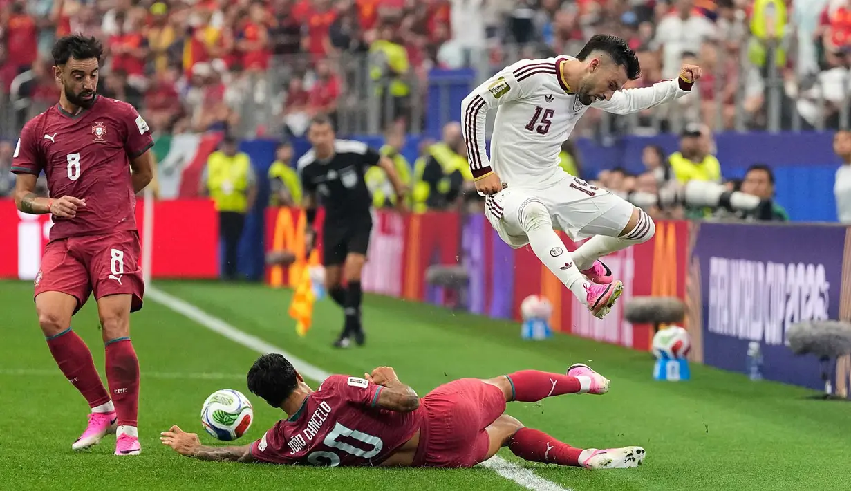 Pemain Portugal Joao Cancelo berebut bola dengan pemain Spanyol Alex Baena (15) selama pertandingan sepak bola babak 16 besar Piala Dunia di Arlington, Texas, dekat Dallas, Senin, 6 Juli 2026. (AP Photo/Ashley Landis)