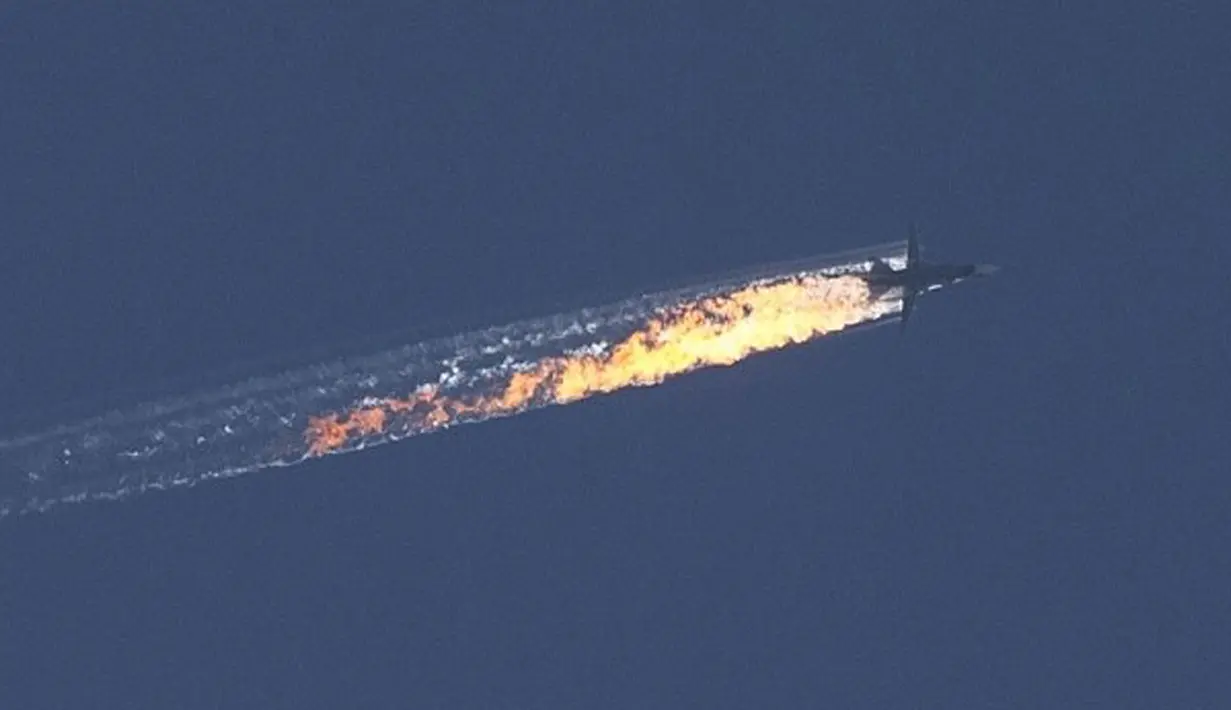 Terlihat gambar sebuah pesawat terbakar pada selasa pagi waktu setempat di wilayah Perbatasan Turki dan Suriah. Militer Turki menembak jatuh pesawat jet Rusia Sukhoi Su - 24 setelah dianggapa melanggar wilayah udara. (Dailiymail)