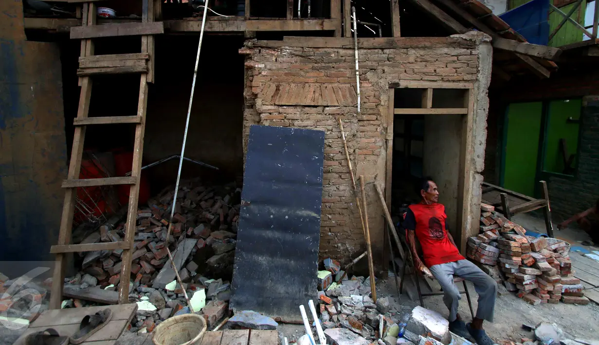 Warga korban gusuran saat bersantai didepan rumah, Bukit Duri, Jakarta, Senin (20/1). Pemprov DKI melakukan pembongkaran terhadap sejumlah bangunan terkait proyek normalisasi Sungai Ciliwung. (Liputan6.com/Gempur M Surya)