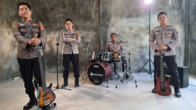 6 Potret Kompak Justice Band Polres Kobar, Ciptakan Lagu Sulitnya Cari Kerja