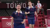 Mohammad Ahsan/Hendra Setiawan kembali fokus dan menyamakan kedudukan 16-16. Aaron Chia/Soh Wooi Yik kembali bangkit dan menjauh hingga 19-17. Dua kesalahan yang dibuat masing-masing oleh Ahsan dan Hendra menutup gim kedua untuk keunggulan Aaron Chia/Soh Wooi Yik 21-17. (Foto: AP/Dita Alangkara)