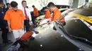 Tersangka dihadirkan saat rilis kasus penipuan jaringan internasional di Bareskrim Polri, Jakarta, Rabu (7/7). Polisi menangkap lima orang pelaku dengan nilai kerugian mencapai Rp 113 miliar dengan barang bukti uang tunai, BPKB, mobil, hingga buku tabungan. (Liputan6.com/Immanuel Antonius)