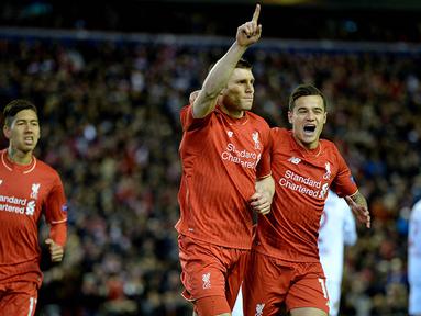 Gelandang Liverpool, James Milner, merayakan gol yang dicetak ke gawang Augsburg pada laga babak 32 besar Liga Europa di Stadion Anfield, Inggris, Kamis (25/2/2016). The Reds berhasil lolos ke 16 besar berkat agregat skor 1-0. (EPA/Peter Powell) 