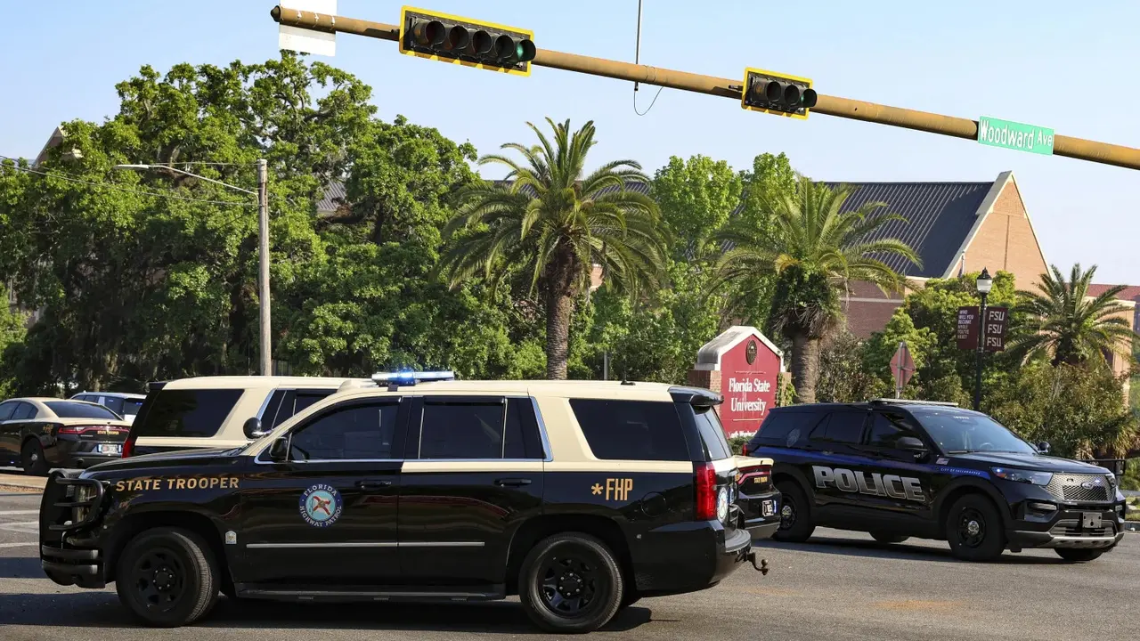 Polisi di lokasi penembakan di Florida State University (FSU) atau Universitas Negeri Florida pada Kamis (1/4/2025). (AP/Gary McCullough)