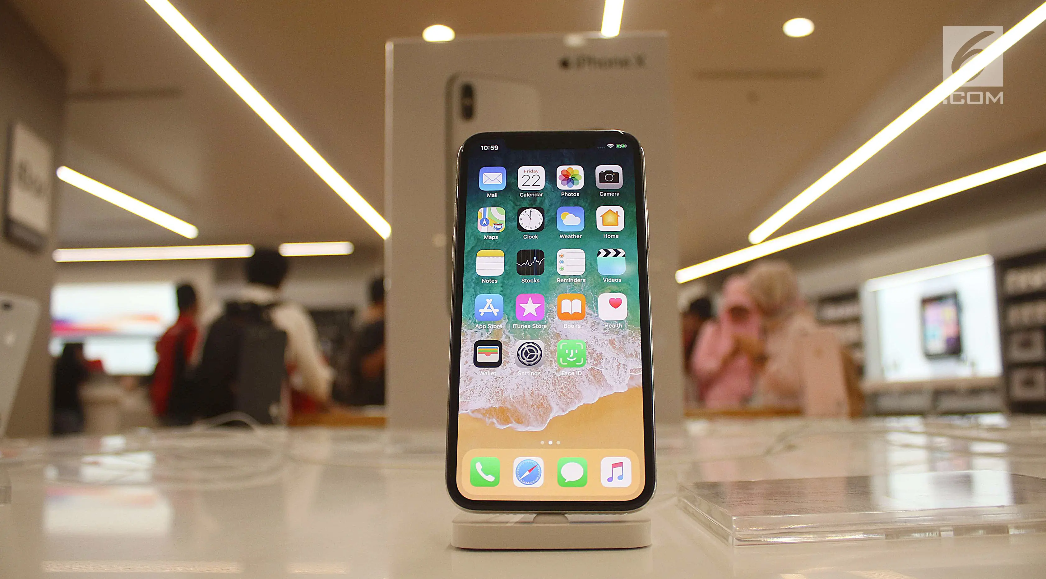 Sebuah iPhone X terbaru dipajang di gerai iBox, Central Park, Jakarta, Jumat (22/12). iPhone 8, iPhone 8 Plus, dan iPhone X dijual dengan harga 15 hingga 20 juta rupiah tergantung kapasitas memori. (/Angga Yuniar)