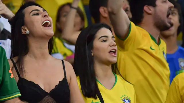 Deretan Fans Cantik Brasil Saat Lawan Argentina