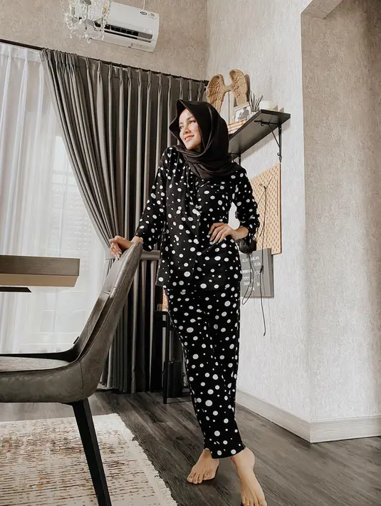 Namun ternyata selain pergi ke super market, Olla pun masih harus bekerja di tengah pandemi. Di luar bekerja dan pergi ke super market atau hal penting lainnya, Olla memang tak pergi ke mana-mana. (Instagram/ollaramlanaufar)