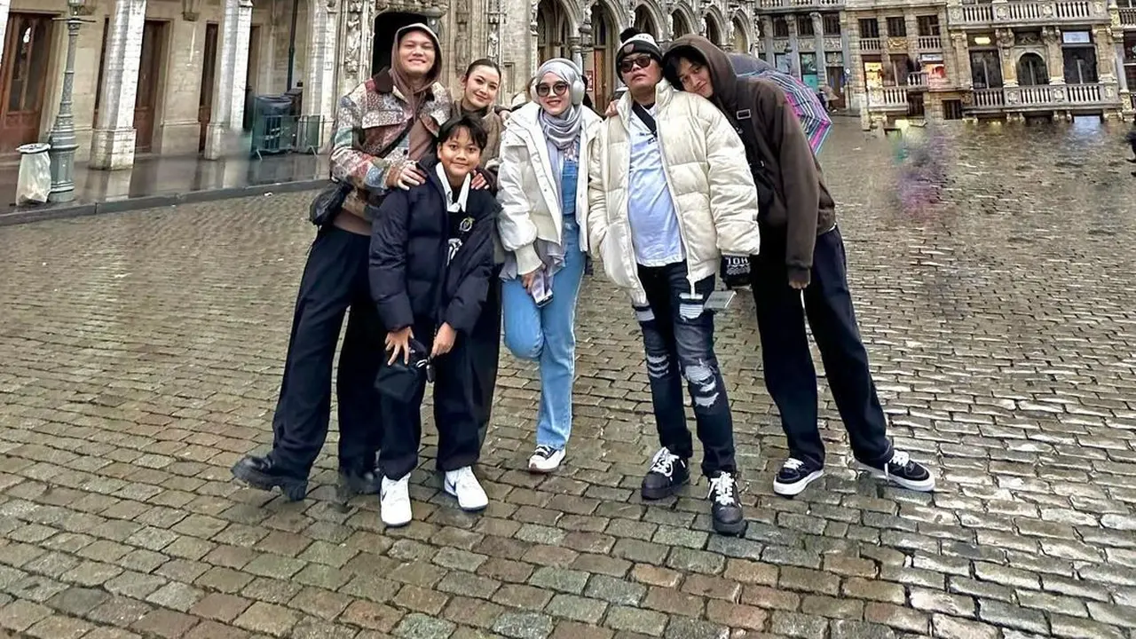 Pesona Mahalini Tiru Gaya Hijab Lawas Putri Delina saat Liburan ke Eropa
