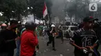 Massa yang berunjuk rasa berlarian meninggalkan kawasan sekitar Markas Komando (Mako) Korps Brigade Mobil (Brimob) Polda Metro Jaya di kawasan Kwitang, Jakarta Pusat, Jumat (29/8/2025). (Liputan6.com/Helmi Fithriansyah)