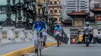 Pesepeda mengenakan masker di Manila, Filipina (2/8/2020). Jumlah kasus terkonfirmasi COVID-19 di Filipina melonjak menjadi 103.185 setelah Departemen Kesehatan negara itu melaporkan total 5.032 kasus baru pada Minggu (2/8). (Xinhua/Rouelle Umali)