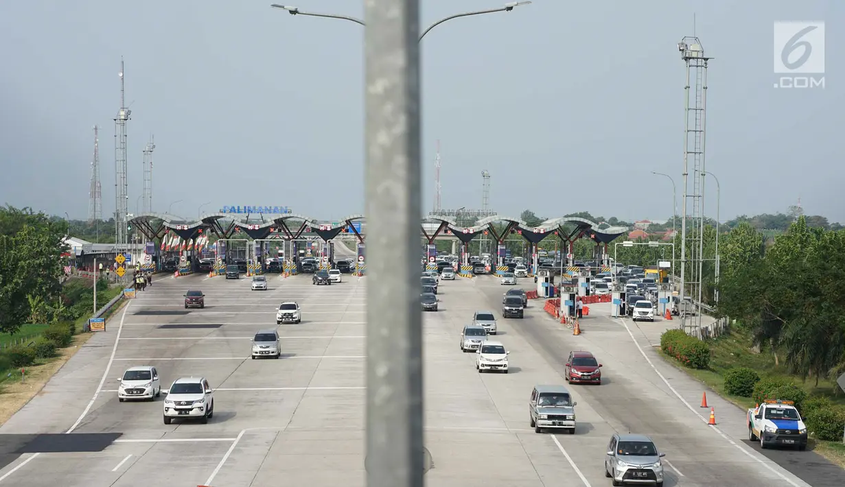 Sejumlah kendaraan melintas saat diberlakukanya sistem jalur satu arah (one way) di Gerbang Tol Palimanan, Cirebon, Jawa Barat, Jumat (7/6/2019). Rekayasa lalu lintas di H+3 Lebaran itu dilakukan guna mengantisipasi kemacetan saat arus mudik di Jalan Tol Trans Jawa. (Liputan6.com/Immanuel Antonius)