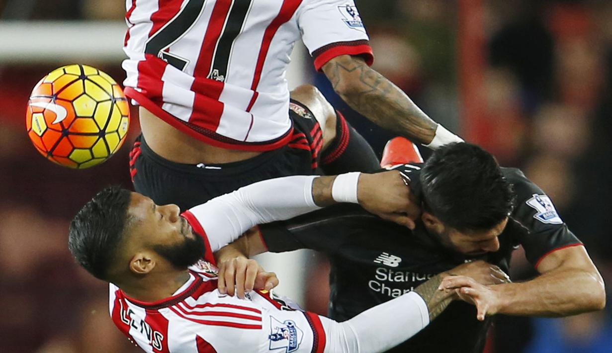 Pemain Sunderland, Yann M'Vila (kiri) dan pemain Liverpool, Emre Can (kanan) berebut bola pada Lanjutan Liga premier Inggris di Stadion Light, Inggris, Kamis (31/12/31) dini hari WIB. (Reuters/Lee Smith)