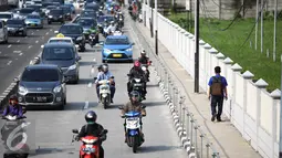 Sejumlah kendaraan melintas dikawasan Sudirman, Jakarta, Senin (18/4). Gubernur Basuki T Purnama berencana memperlebar trotoar sampai 9,5 meter agar mempermudah orang berjalan kaki usai naik kereta atau bus. (Liputan6.com/Faizal Fanani)
