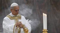 Foto yang diambil dan dibagikan pada tanggal 9 Mei 2025 oleh The Vatican Media ini menunjukkan Paus Leo XIV saat memimpin misa bersama para kardinal di Kapel Sistina, Vatikan. (Handout/Vatican Media/AFP)