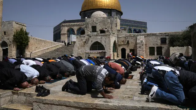 Suasana Sholat Jumat Pasca Serangan Israel ke Masjid Al Aqsa