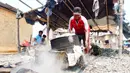 Pekerja menyelesaikan proses perebusan kerang hijau di Kawasan Dadap, Kecamatan Kosambi, Kabupaten Tangerang, Rabu (22/9/2021). Kerang hijua tersebut dijual dengan harga Rp 20 ribu per kilogramnya di wilayah Tangerang Raya.. (Liputan6.com/Angga Yuniar)