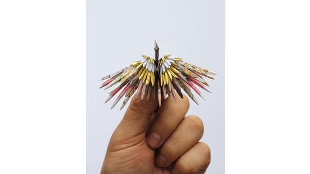 Seniman yang satu ini sudah menghasilkan ribuan origami.