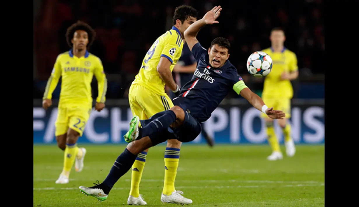 Bek PSG, Diego Silva Berduel dengan penyerang Chelsea Diego Costa saat putaran 16 besar Liga Champions di Stadion Parc des Princes , Paris (17/2/2015). PSG bermain imbang dengan Chelsea (1-1).  (REUTERS/Philippe Wojazer)